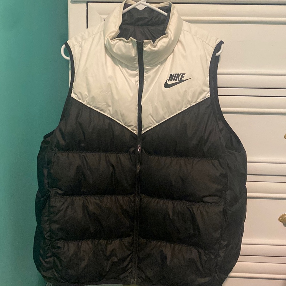 Reversible Black & white NIKE puffer vest